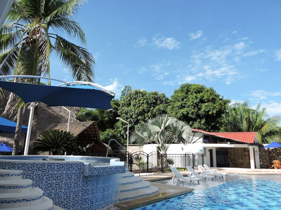 Utendørsbasseng og solsenger