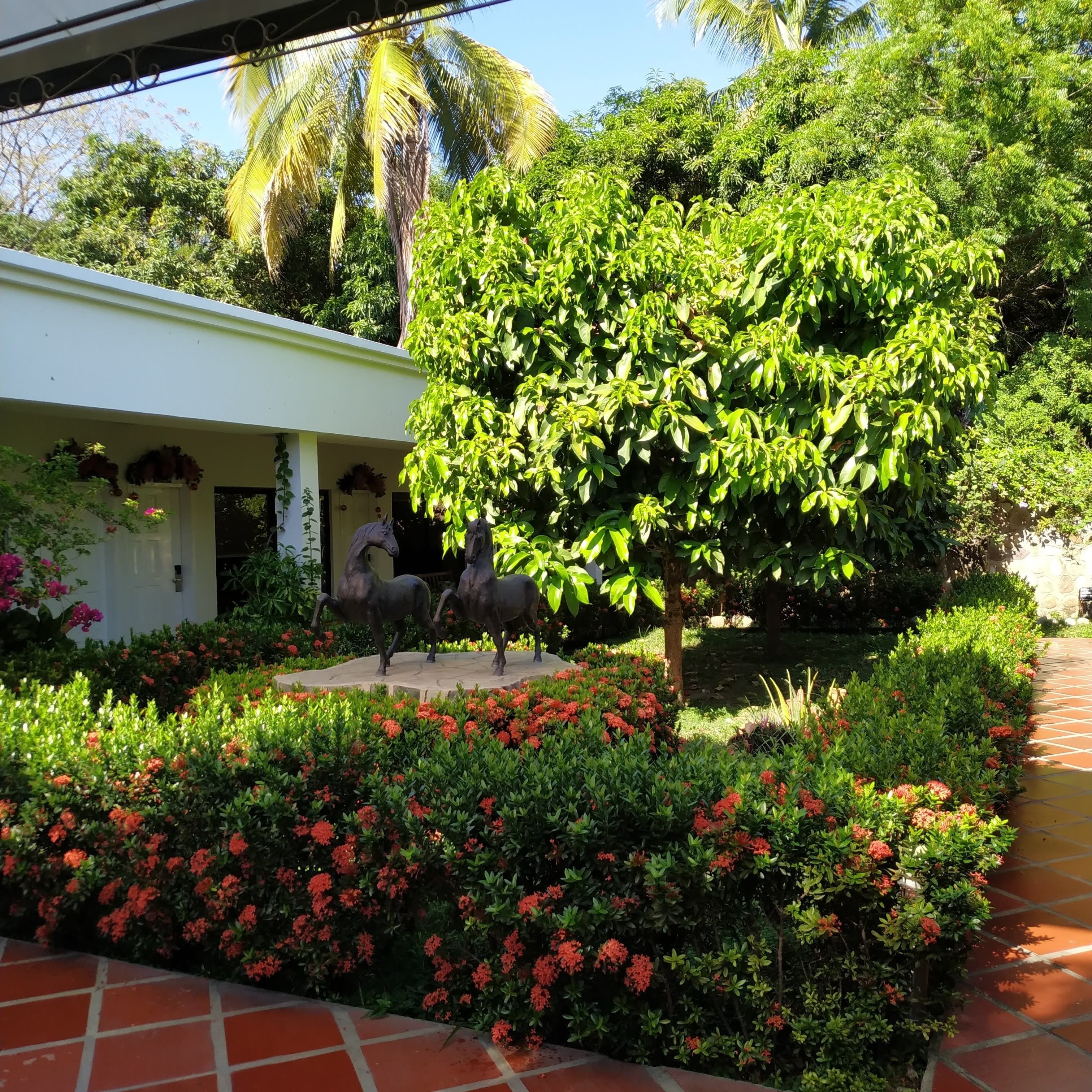 family room (8 guests) | garden view