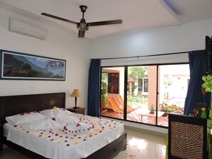 Een 32-inch lcd-televisie met kabelzenders, televisie en tafelvoetbal