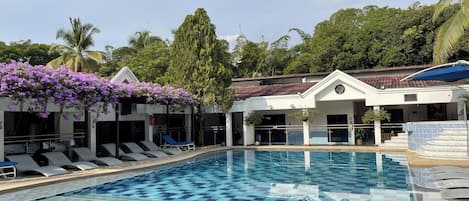 Een buitenzwembad, open van 08.00 uur tot 21.00 uur, en ligstoelen