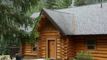 Three-Bedroom Executive Log Home | Bed sheets