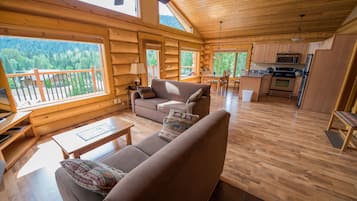 Huisje, 2 slaapkamers | Woonruimte | Een 32-inch lcd-televisie met satellietzenders en boeken