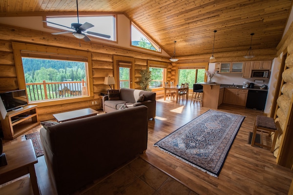 Suíte, 1 cama King e sofá-cama | Área de estar | TV LCD 32 polegadas com canais via satélite, livros