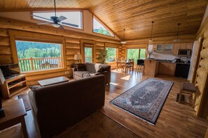 スイート キングベッド 1 台ソファーベッド付き | リビング エリア | 32 インチの液晶テレビ (衛星放送視聴可)、書庫