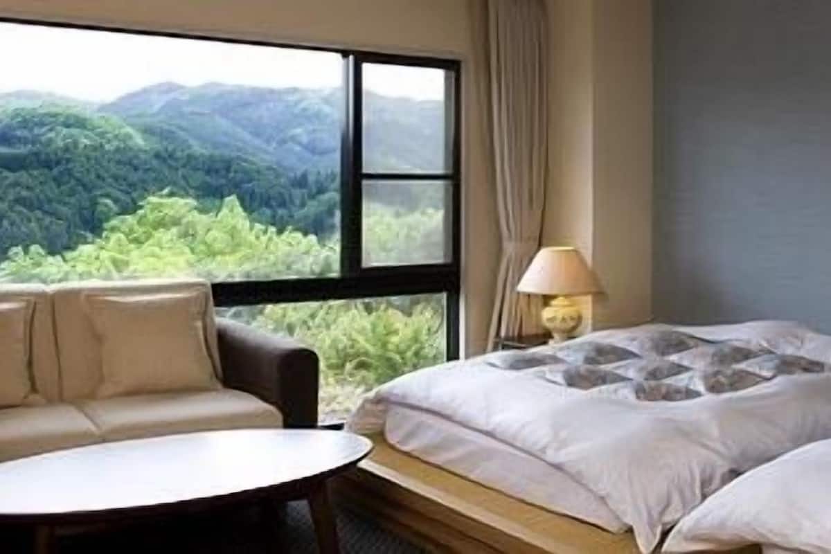 standard twin room, non smoking, lake view | down duvets, in-room safe, individually decorated, free wifi