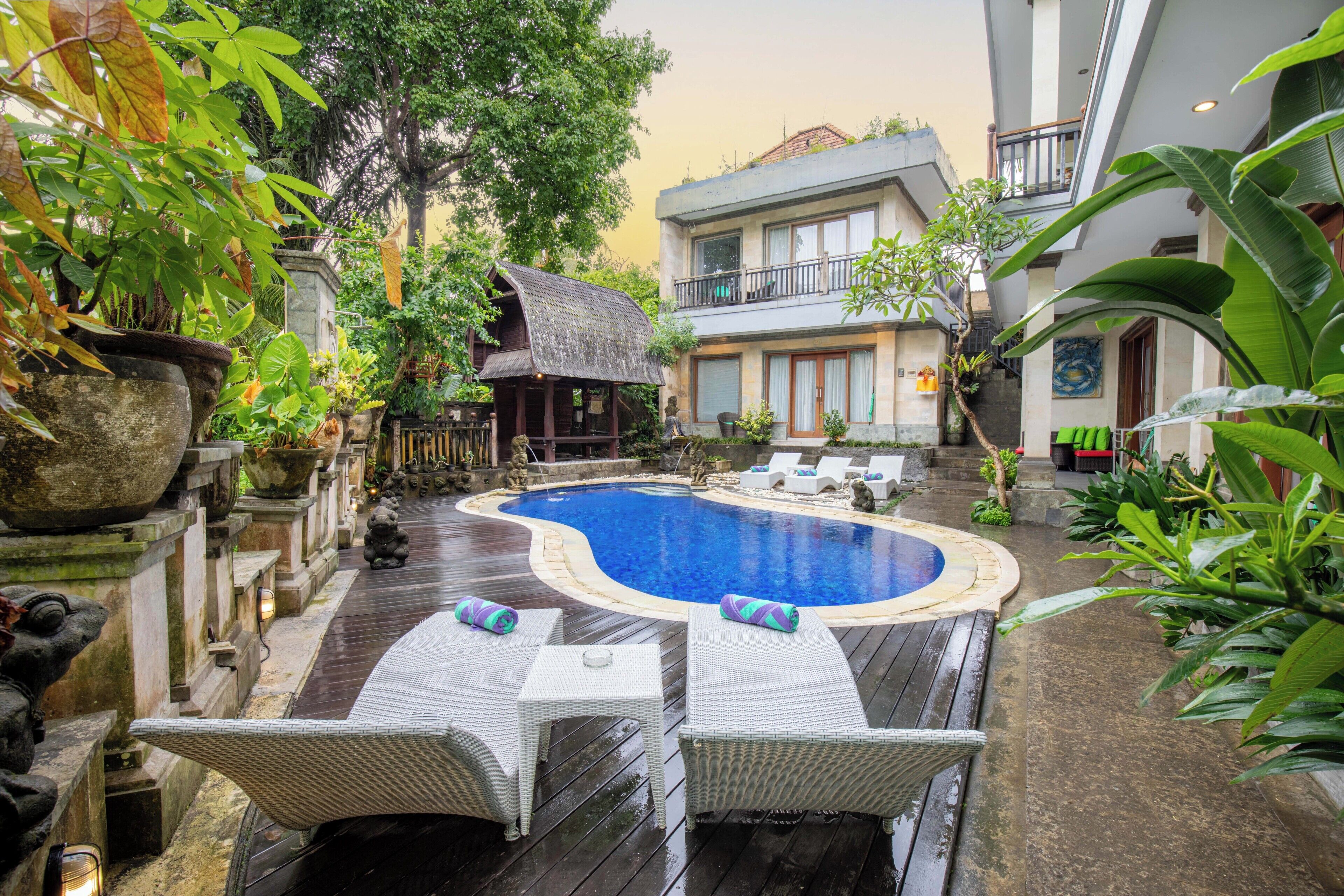 Hồ bơi ngoài trời, ghế dài tắm nắng 