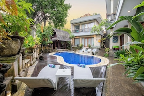 Piscina externa, espreguiçadeiras
