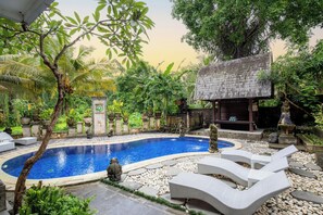 Outdoor pool, sun loungers - Amoya Inn (Ubud)