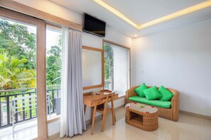Phòng Deluxe | Khu phòng khách | TV màn hình phẳng 40-inch có truyền hình cáp, TV