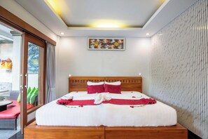Kamar Deluks | Seprai premium, minibar, brankas, dan meja kerja