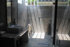 Vila luxo, 1 cama King, vista para o oceano | Banheiro | Banheira e chuveiro separados, produtos de toalete grátis