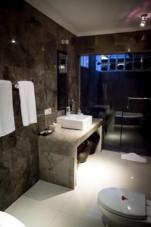 Separate bathtub and shower, free toiletries, hair dryer, slippers - Kelapa Lovina Beach Villas (Buleleng)