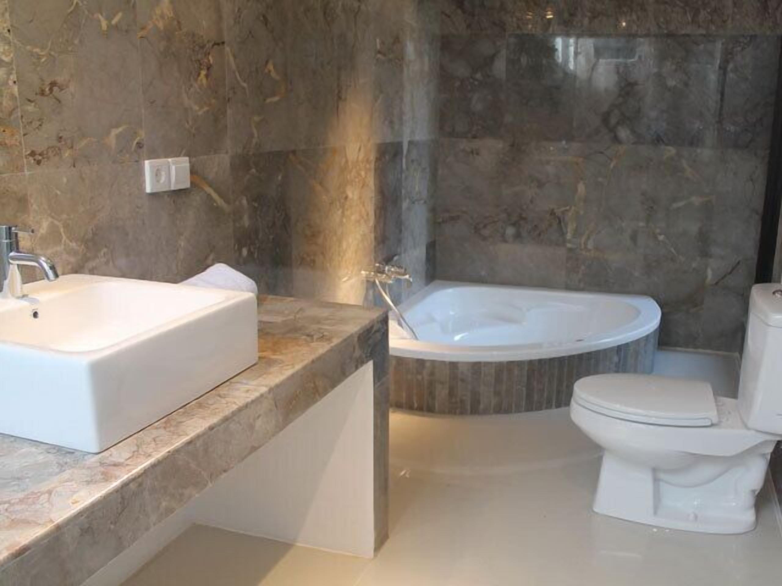 separate bathtub and shower, free toiletries, hair dryer, slippers