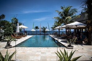 Una piscina al aire libre, tumbonas