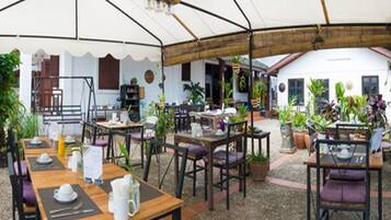 Desayuno completo diario (USD 5 por persona)