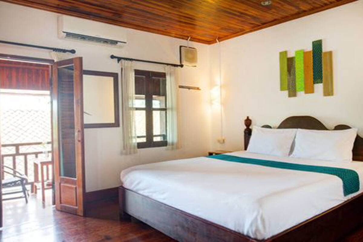 Deluxe Balcony DBL | In-room safe, desk, cribs (free), WiFi (free)