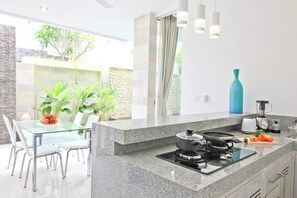 Full-sized fridge, microwave, stovetop, coffee/tea maker - Nikaya Villa (Legian)