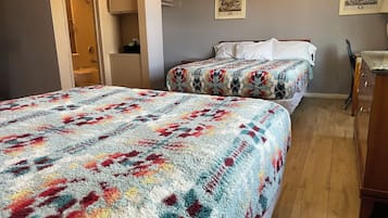 Classic-dobbeltværelse - 2 queensize-senge - ryger | Skrivebord, mørklægningsgardiner, gratis Wi-Fi, sengetøj