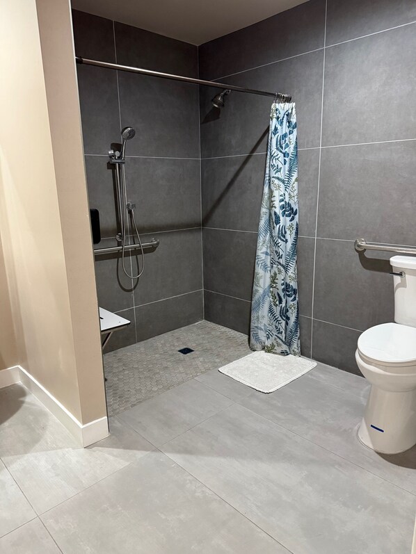 Un baño con ducha, inodoro y lavamanos.