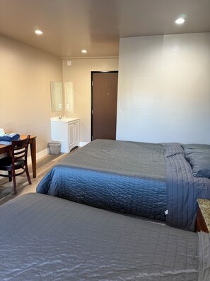 Desk, blackout curtains, free WiFi, bed sheets - Valley Motel El Cajon-San Diego (El Cajon)