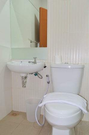 Shower, free toiletries - Best Inn Hotel Jakarta (Jakarta)