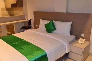 デスク、アイロン / アイロン台、WiFi (無料)