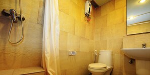 Veranda Suite Room  | Badezimmer | Dusche, kostenlose Toilettenartikel, Hausschuhe