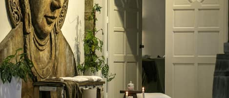 Sauna, tina de hidromasaje, tratamientos corporales y aromaterapia