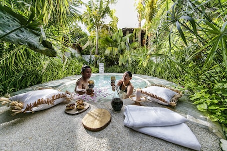 Breakfast, lunch, dinner served; international cuisine