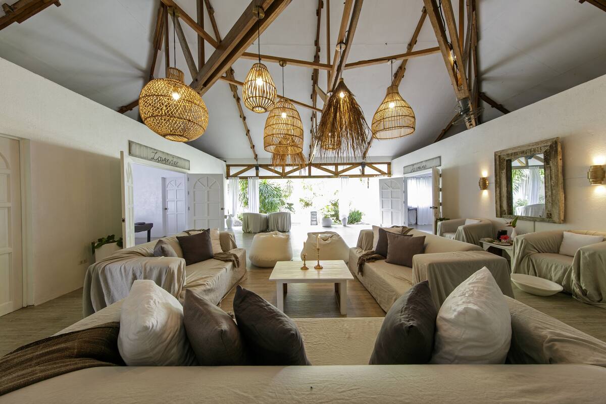 sauna, hot tub, body treatments, aromatherapy, hot stone massages