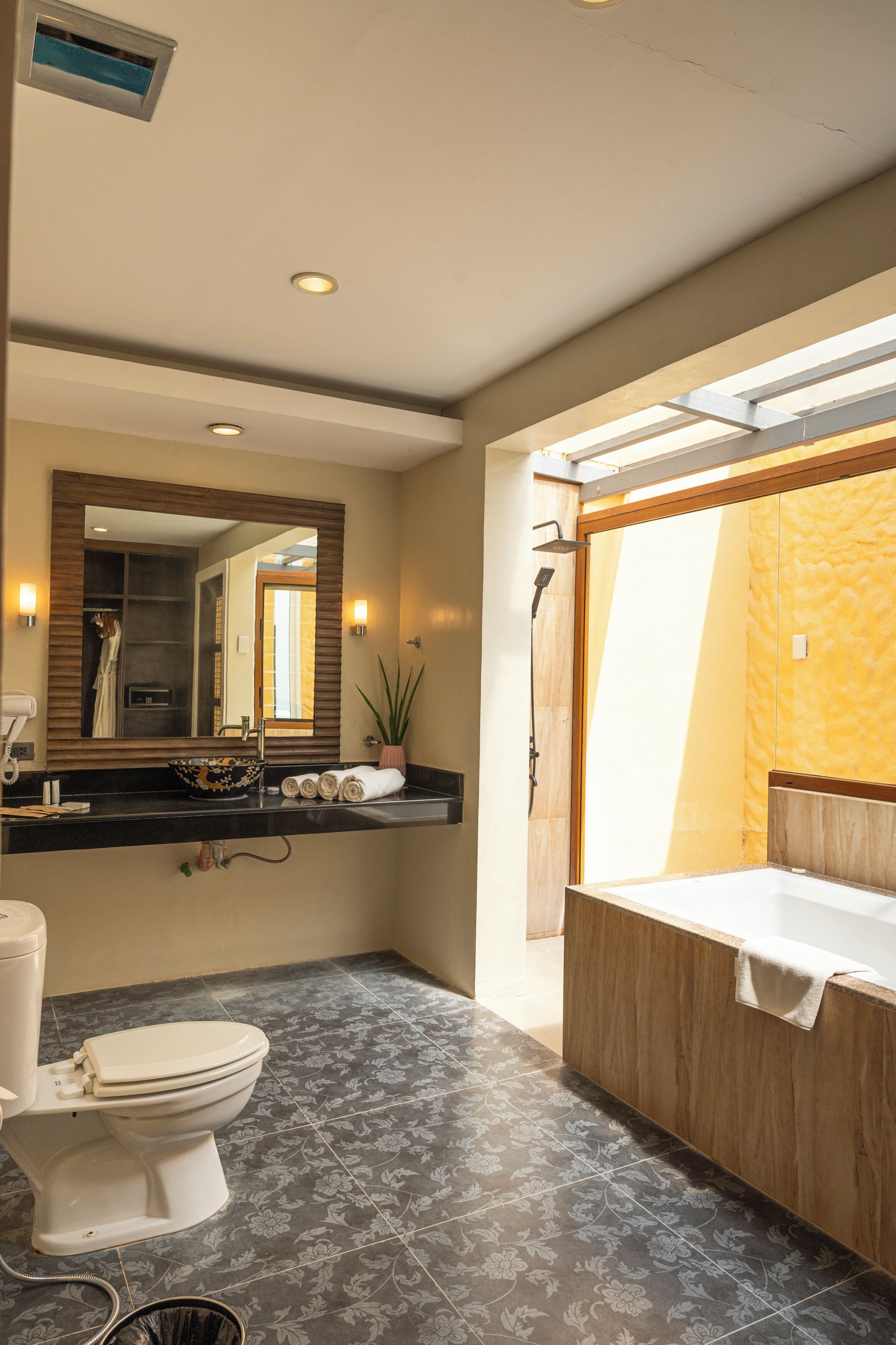 Deluxe Pool Side | Badkamer | Een douche, gratis toiletartikelen, een haardroger, handdoeken