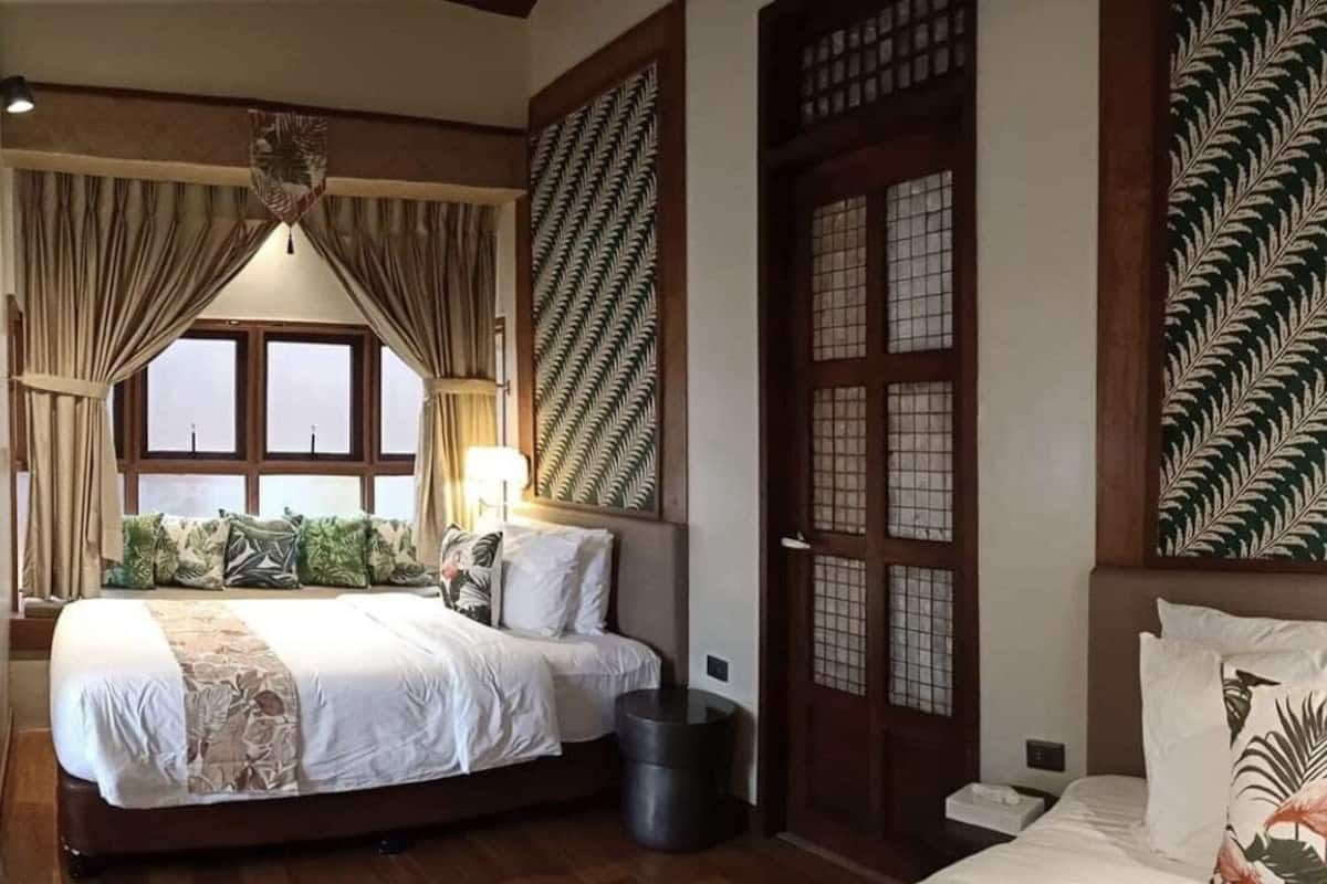 Minibar, free WiFi, bed sheets