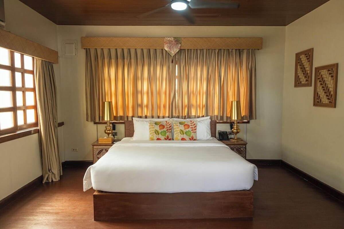 Minibar, WiFi (free), bed sheets