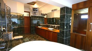 Family Suite, 2 Bedrooms, Sauna, Mountain View | Bathroom | Free toiletries, towels