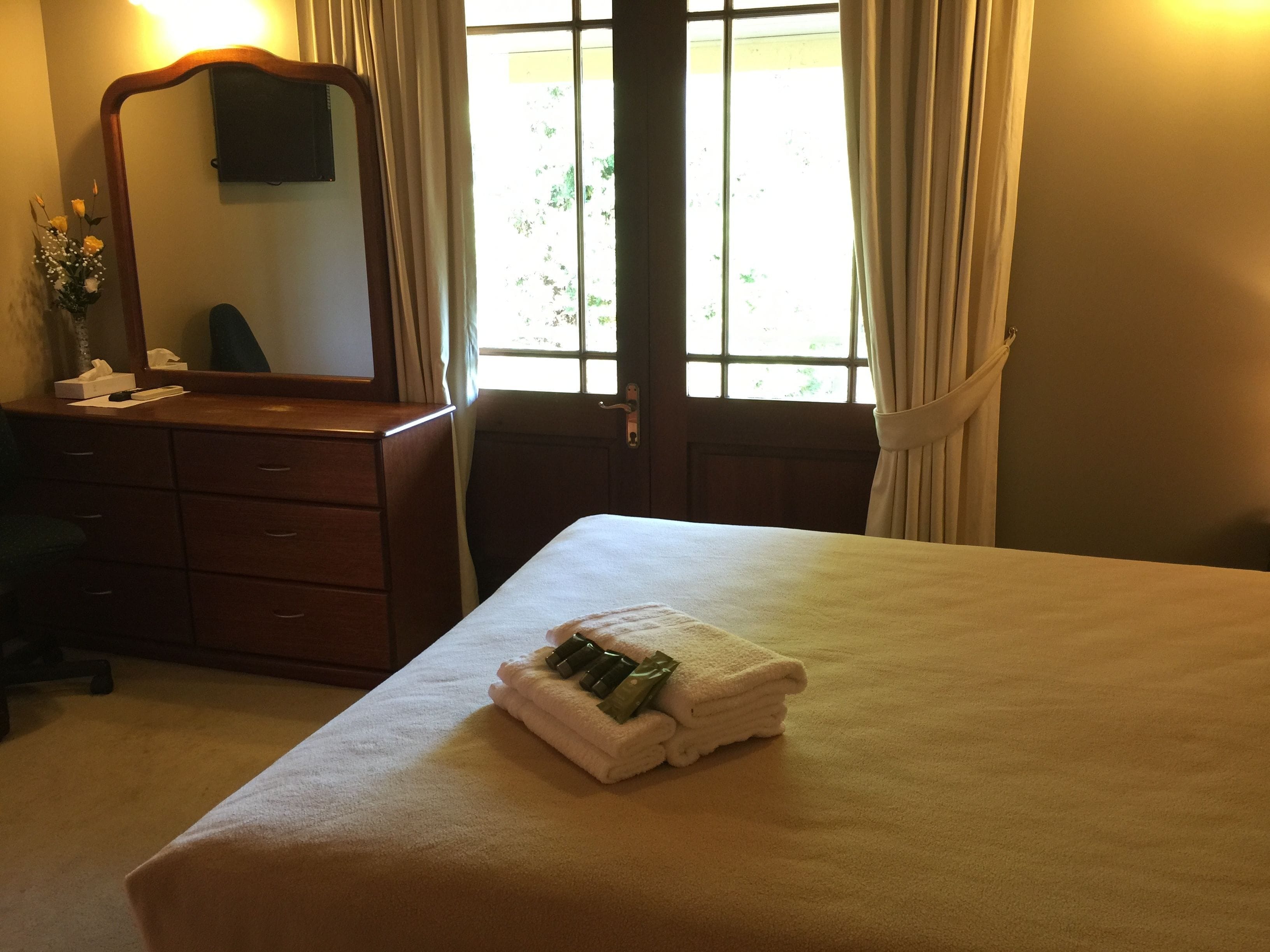 Deluxe Apartment, 1 Bedroom, Mountain View | Premium bedding, desk, iron/ironing board, rollaway beds