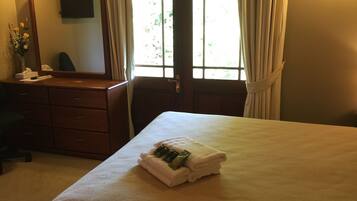 Deluxe Apartment, 1 Bedroom, Mountain View | Premium bedding, desk, iron/ironing board, rollaway beds