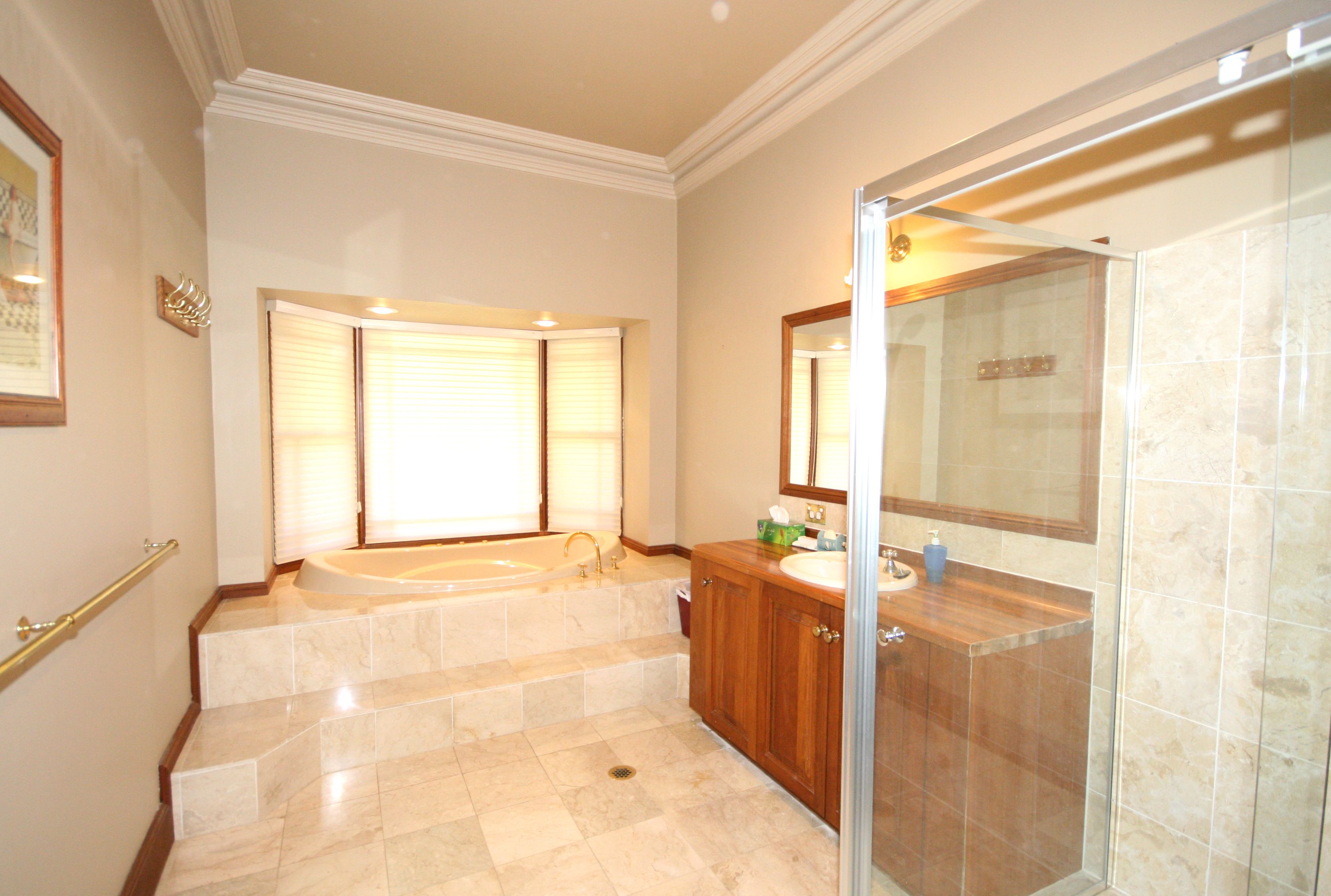 Un baño con bañera, ducha y lavamanos.