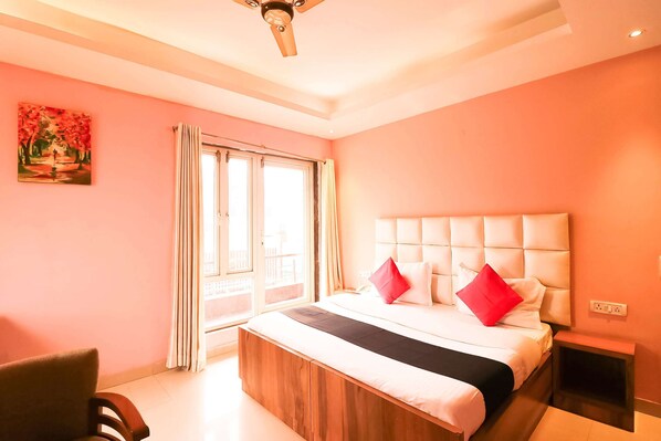 In-room safe, desk - OYO 666 Hotel GD House (Gurugram)