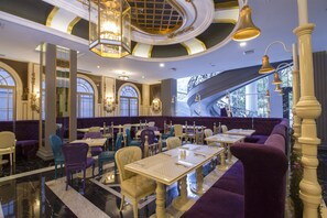 Daily buffet breakfast (IDR 150000 per person) - Park View Hotel (Bandung)