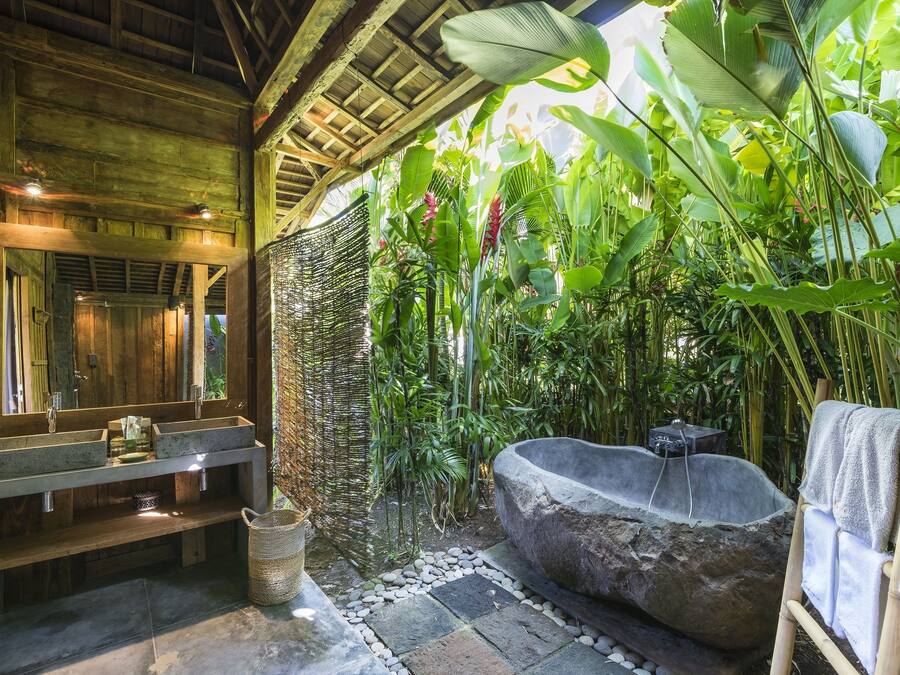 Separat badekar og bruser, dybe badekar, brusehoved med spredningseffekt