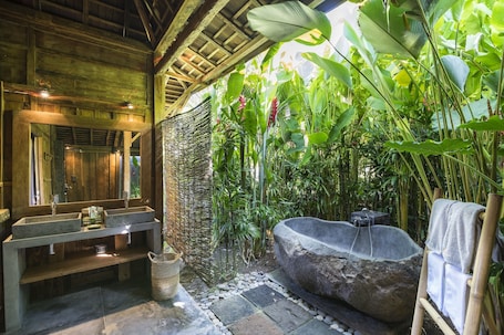 Separate tub and shower, deep soaking tub, rainfall showerhead. Alami Boutique Villas & Resort