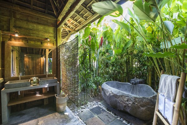 Separate bathtub and shower, deep-soaking bathtub, rainfall showerhead - Alami Boutique Villas & Resort (Selemadeg)