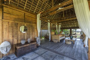 Una televisión LCD, una tableta, un reproductor de DVD