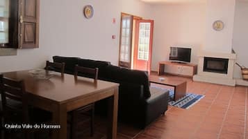 Villa, 2 slaapkamers | Woonkamer | Flatscreentelevisie