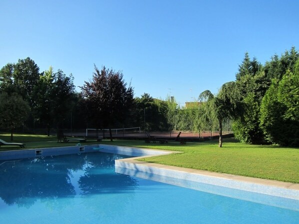 Innenpool, Außenpool, Sonnenschirme, Liegestühle