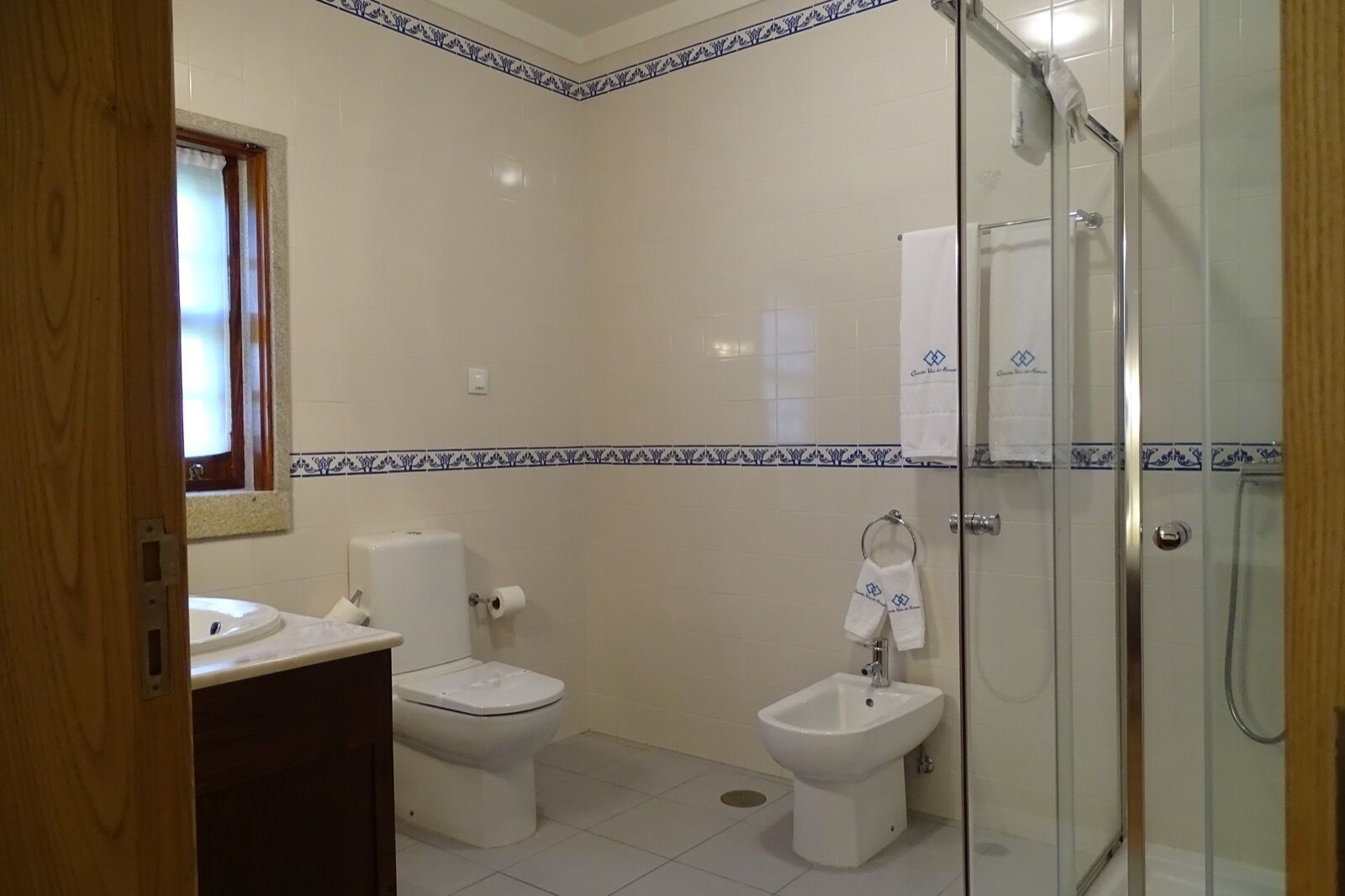 Un baño con inodoro, bidé y ducha.