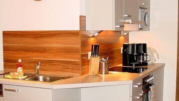 Familienapartment, 2 Schlafzimmer, Gartenblick, zum Garten hin | Eigene Küche | Großer Kühlschrank, Mikrowelle, Herdplatte, Geschirrspüler