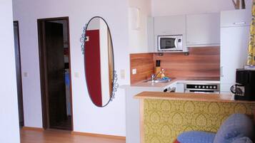 Familienapartment, 2 Schlafzimmer, Küche, Gartenblick | Eigene Küche | Großer Kühlschrank, Mikrowelle, Herdplatte, Geschirrspüler