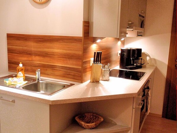 Family Apartment, 2 Bedrooms, Garden View, Garden Area | Private kitchen