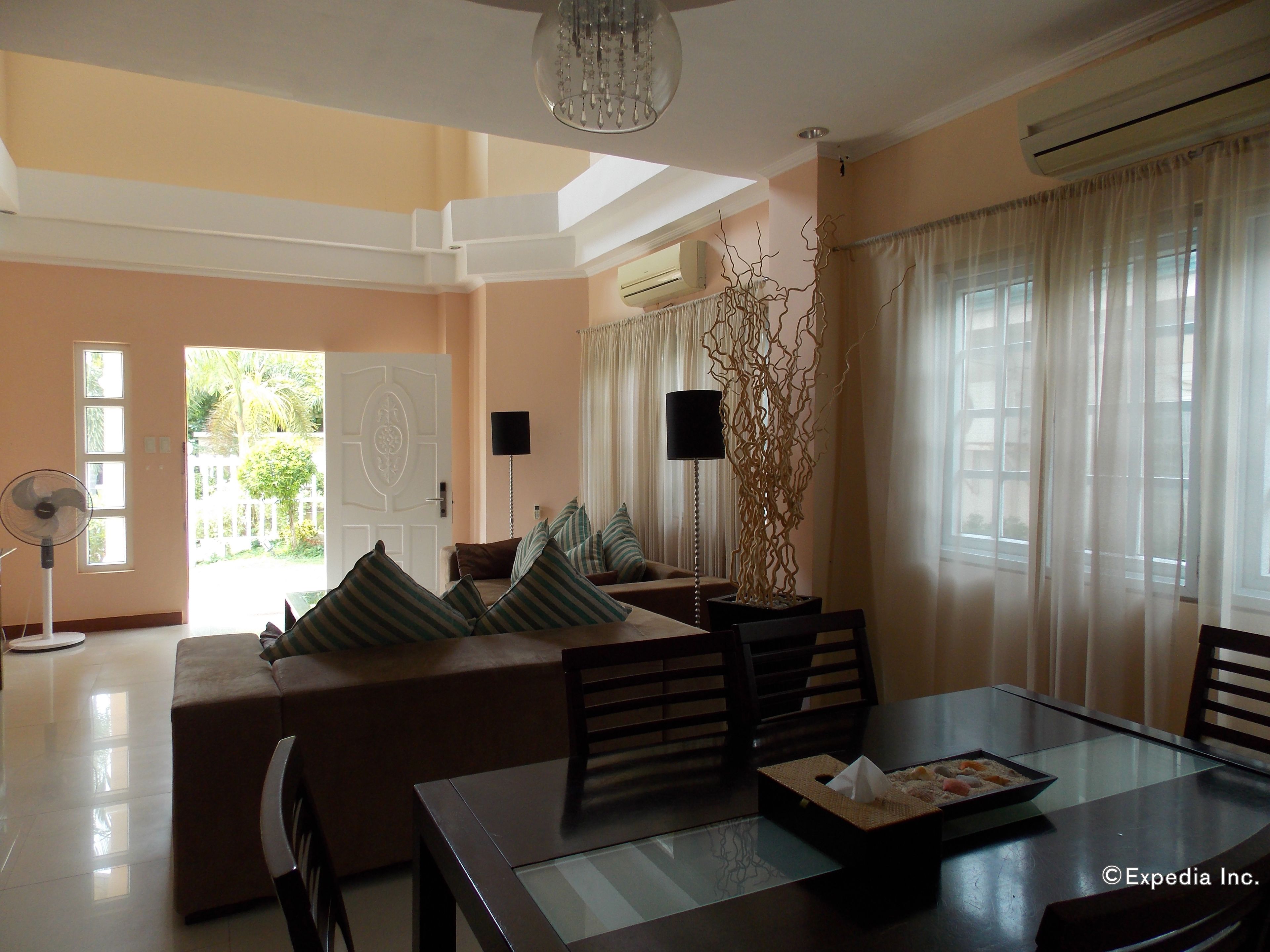 family suite (4 bedroom) | in-room dining